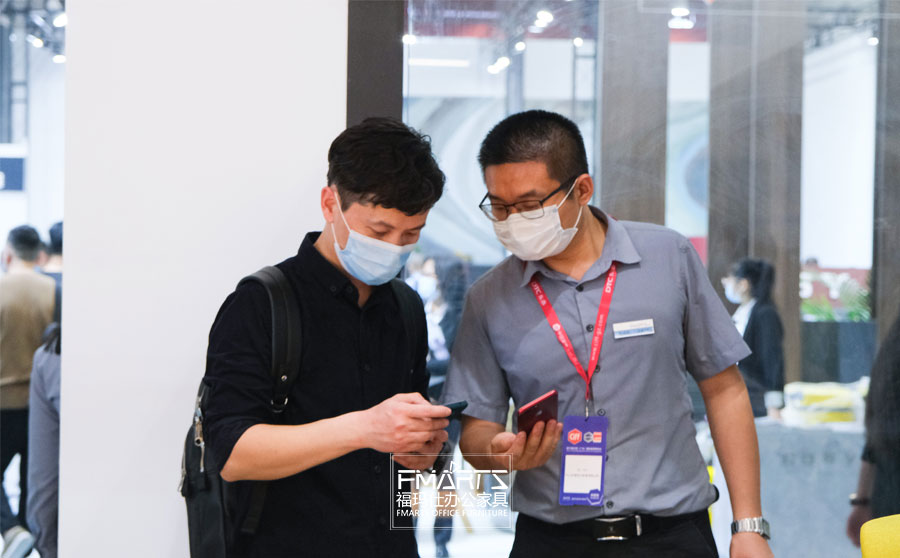 展会现场交谈