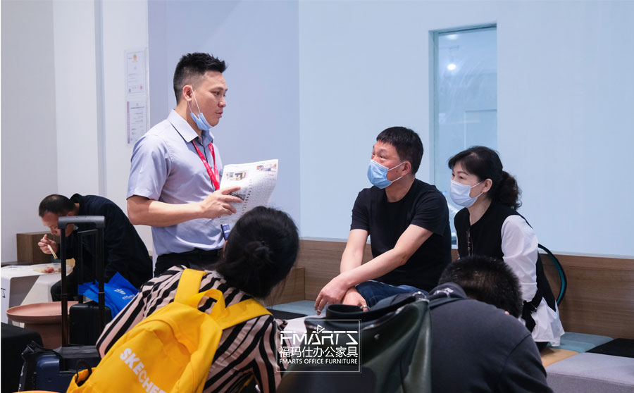展会现场交谈